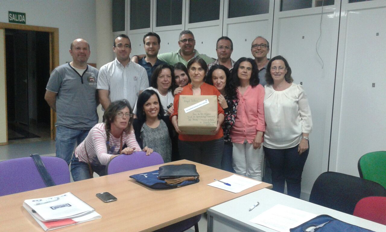 Estupendo Grupo de Sisante con Angel Delmu recibiendo el paquete de TRES Docenas DE www.tortasdealcazarporelmundo.es